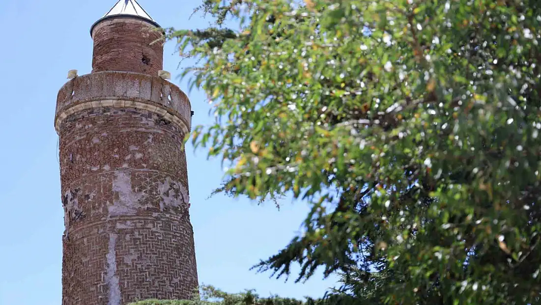 4 bin yıllık Harput'a gelenler, Pisa'dan daha eğri minareyi görünce şaşırıyor