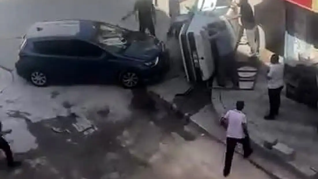 Elazığ'da kaza yapan otomobil yan yattı: 1 yaralı