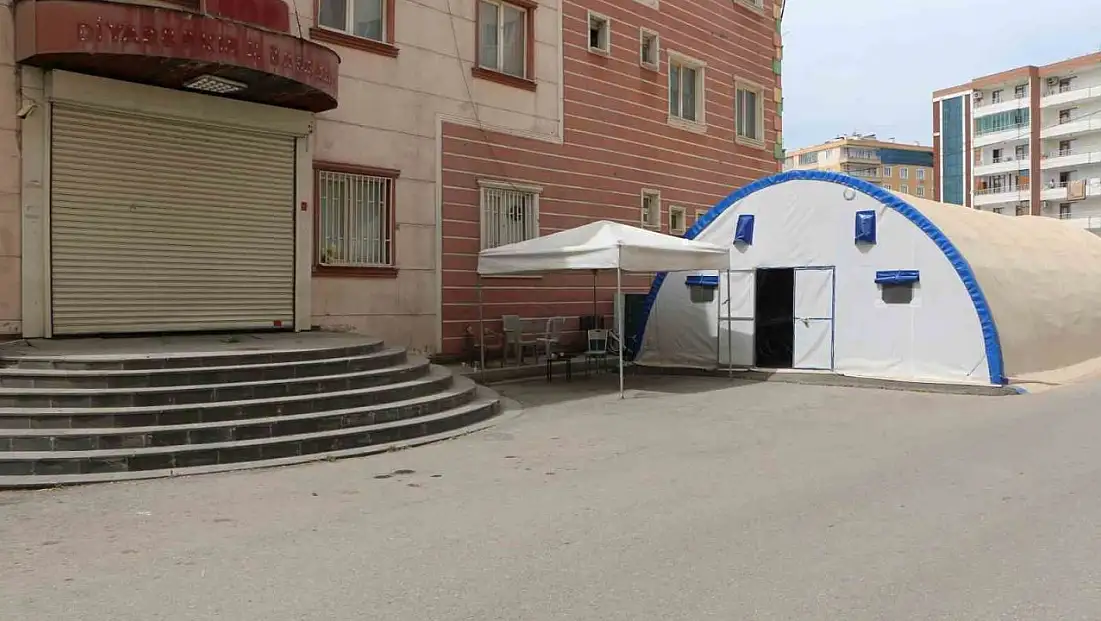 Evlat nöbetini sürdüren ailelerden çocuklarına çağrı: 'Silahları bırakın gelin'
