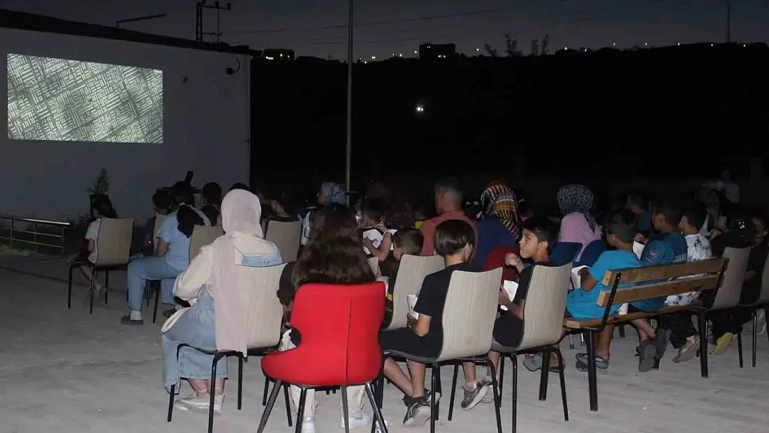 Palu'da çocuklara sinema keyfi