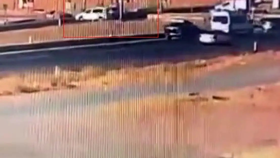 Anayoldaki kavşakta ters yöne girdi, kaza kaçınılmaz oldu