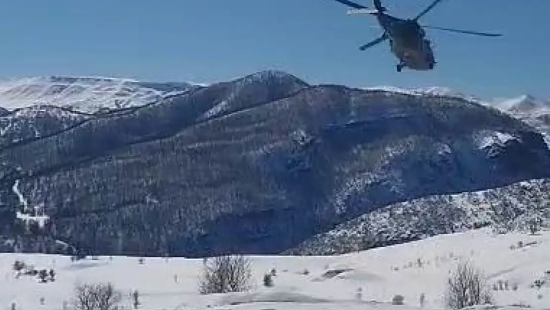 Askeri helikopter çiftçi için kalktı, karlı bölgeye yem indirdi