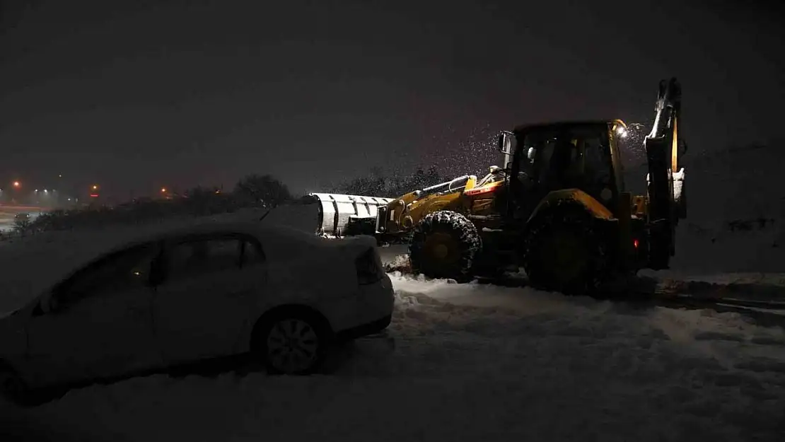 Battalgazi'de  karda mahsur kalan araç kurtarıldı