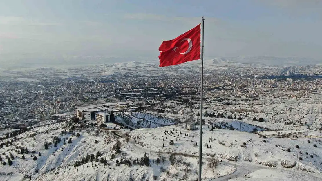 Beyaz gelinliğini giyen Elazığ'da dondurucu soğuklar başladı