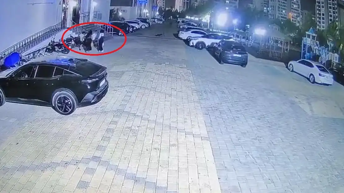 Çocuklar arasındaki kavgaya silahla müdahale eden şahıs güvenlik kamerasına yansıdı