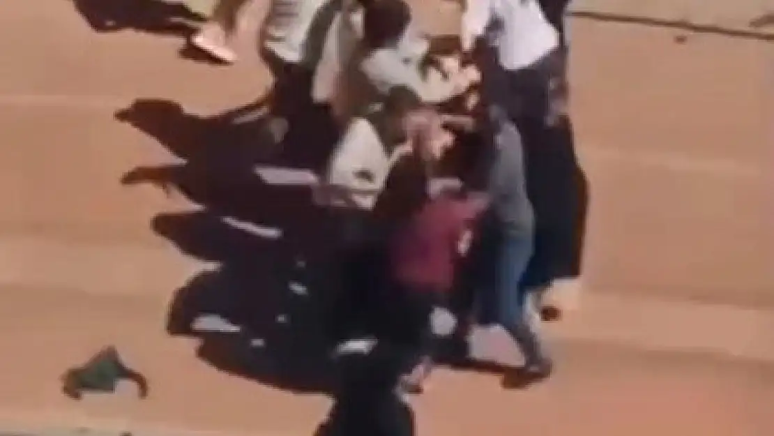 Çocukların kavgasına aileler karıştı: Kadınlar saç baş birbirine girdi