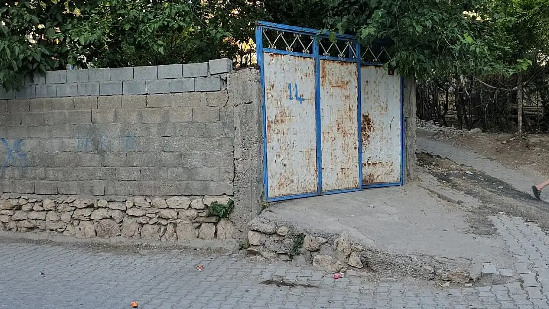 Çocuklarını ve kendisini bıçakla yaraladı