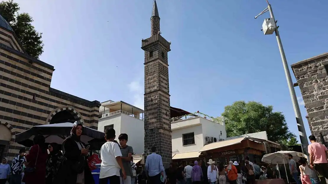 Diyarbakır'a gelen ziyaretçiler 540 yıllık 'Dört Ayaklı Minare'nin etrafından 7 kez geçerek dilekte bulunuyor