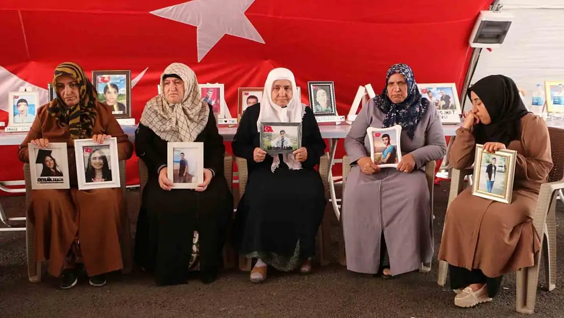 Diyarbakır anneleri müjdeli bir haber almak için çadırdan ayrılmıyor