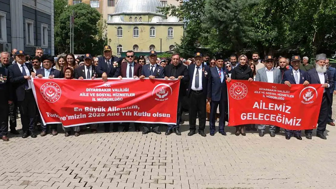 Diyarbakır'da 'Uluslararası Aile Günü'nde kortej yürüyüşü gerçekleştirildi