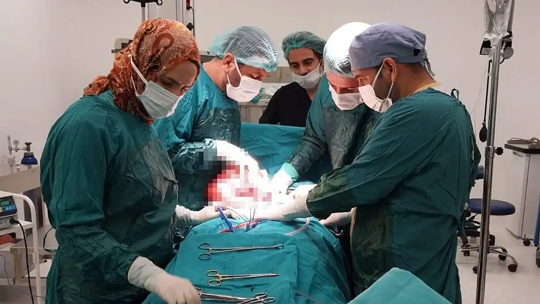 Diyarbakır'da 43 yaşındaki kadının karnından 35 santim boyutunda miyom çıkartıldı