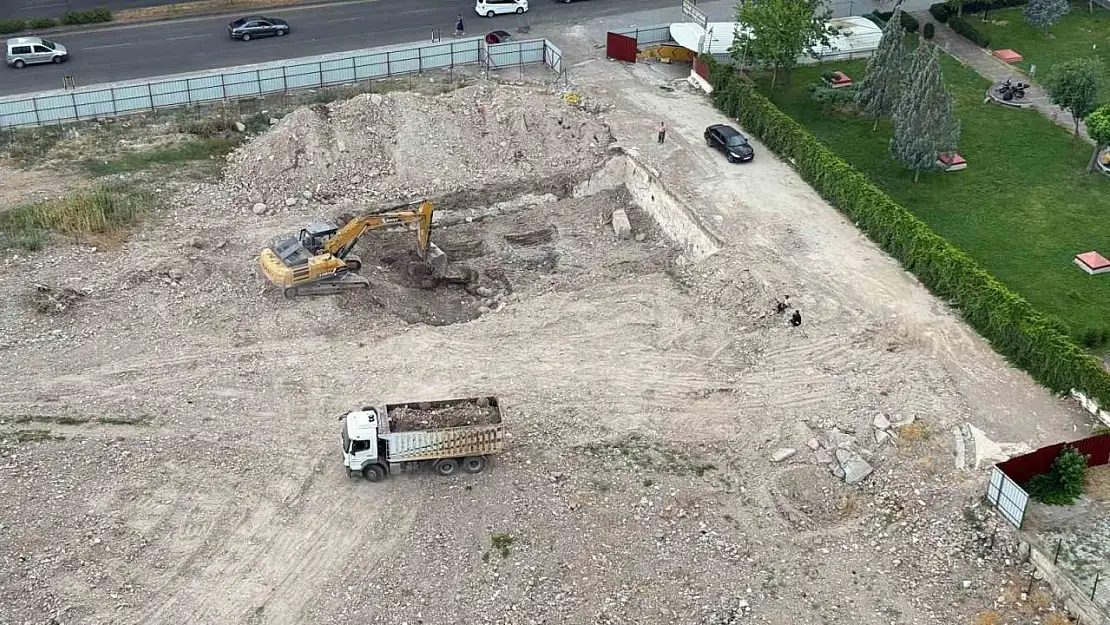 Diyarbakır'da 89 kişinin hayatını kaybettiği Galeria İş Merkezi'nin yerinde dönüşümünde ilk kepçe vuruldu
