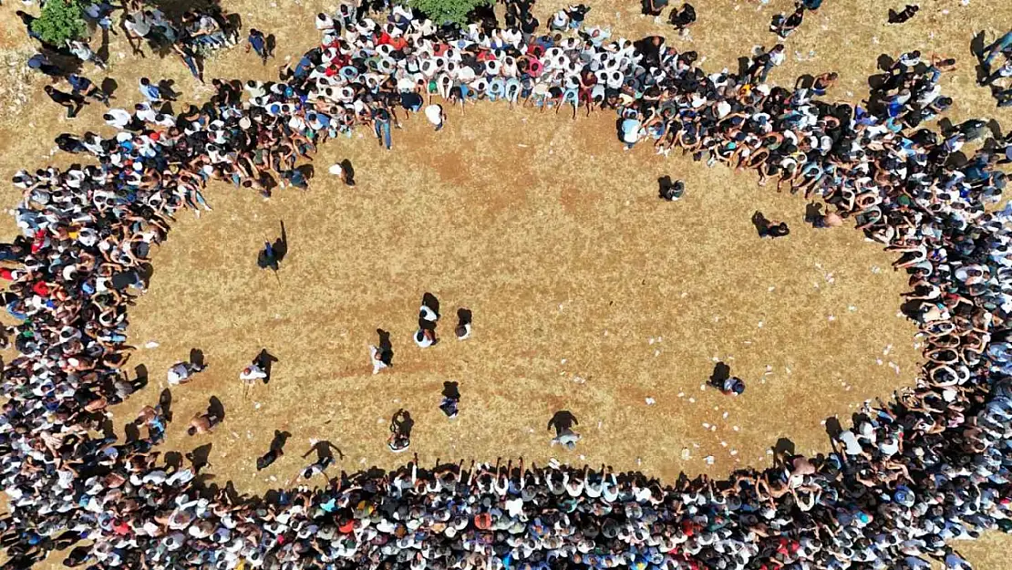 Diyarbakır'da asırlık gelenekte bir araya gelen gençler birbirlerini kırbaçlıyor