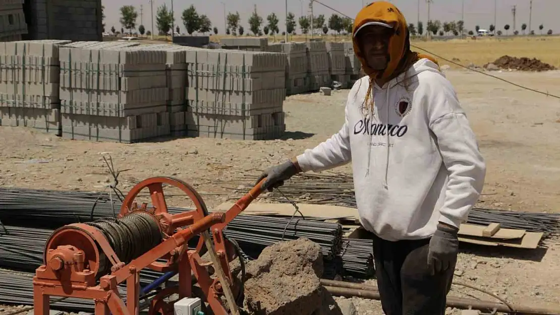 Diyarbakır'da inşaat işçilerinin 49 derece kavurucu sıcaklar altında mücadelesi