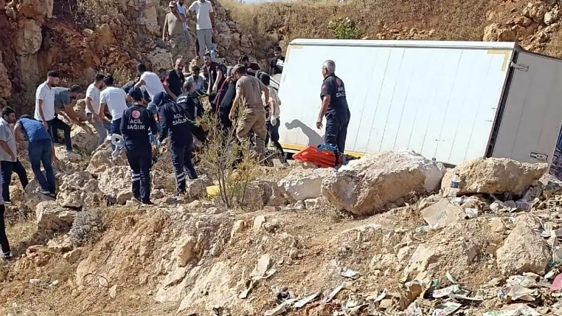 Diyarbakır'da kamyonet şarampole devrildi: 3 yaralı