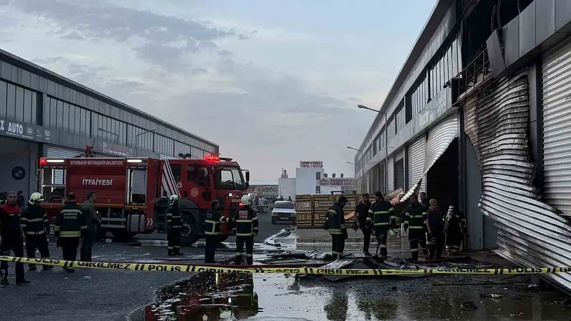 Diyarbakır'da kepenk tamiri sırasında çıkan kıvılcımla 4 dükkan yandı