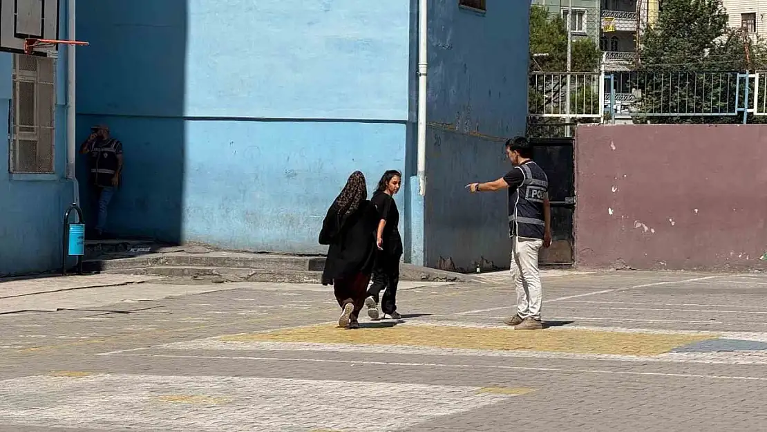 Diyarbakır'da kimliğini ve giriş belgesini unutan öğrenciler son anlarda yetişti