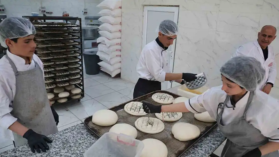 Diyarbakır'da meslek lisesi öğrencileri 130 ihtiyaç sahibi aileye Ramazan pidesi çıkartıyor