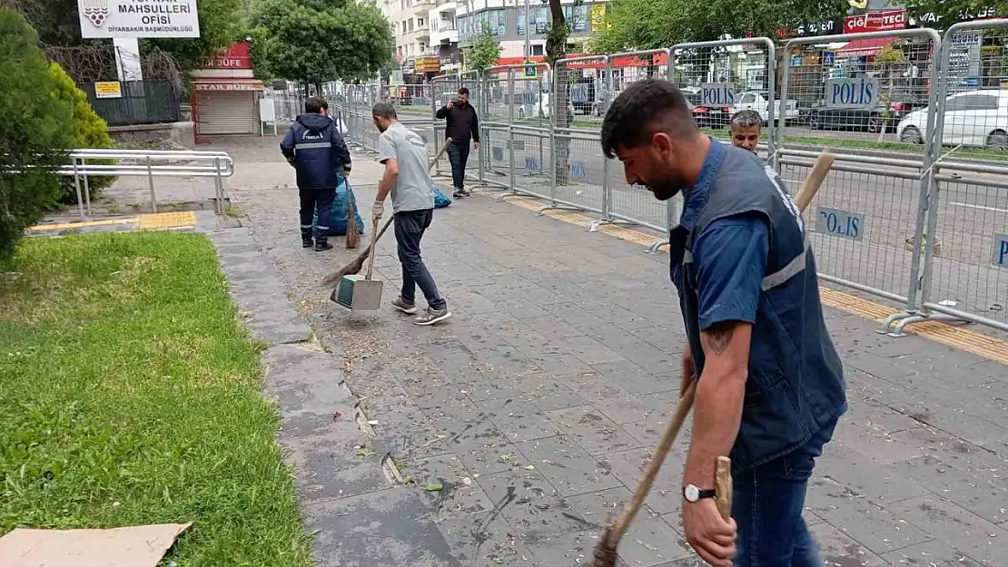 Diyarbakır'da şiddetli rüzgar çatıları uçurdu