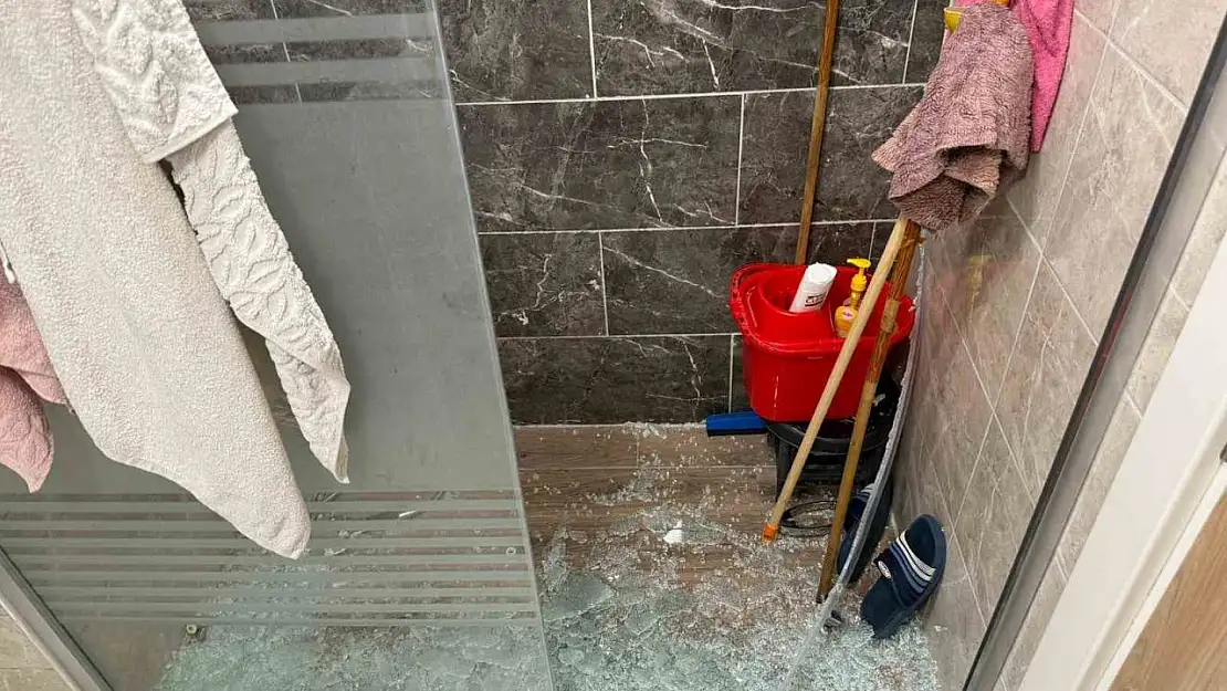 Diyarbakır'da üzerine duş kabini düşen kadın hastanelik oldu