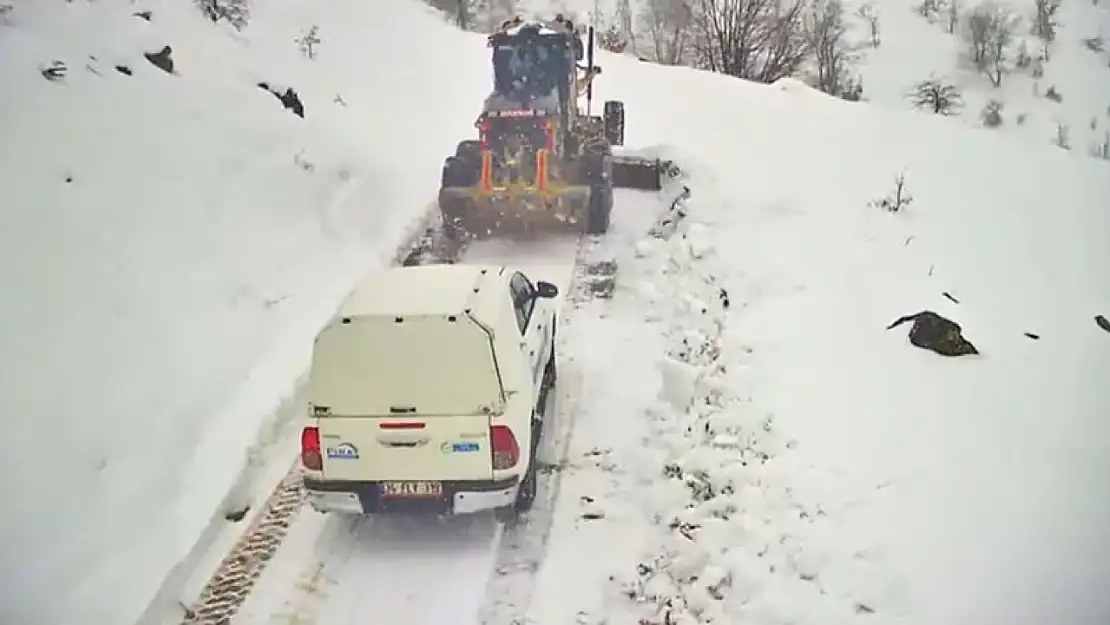 Ekipler elektrik kesintisi yaşanan köy için seferber oldu