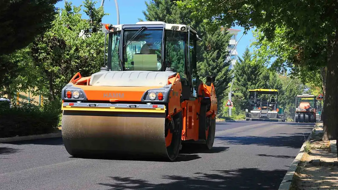 Elazığ'da  yol bakım ve asfalt çalışmaları sürüyor