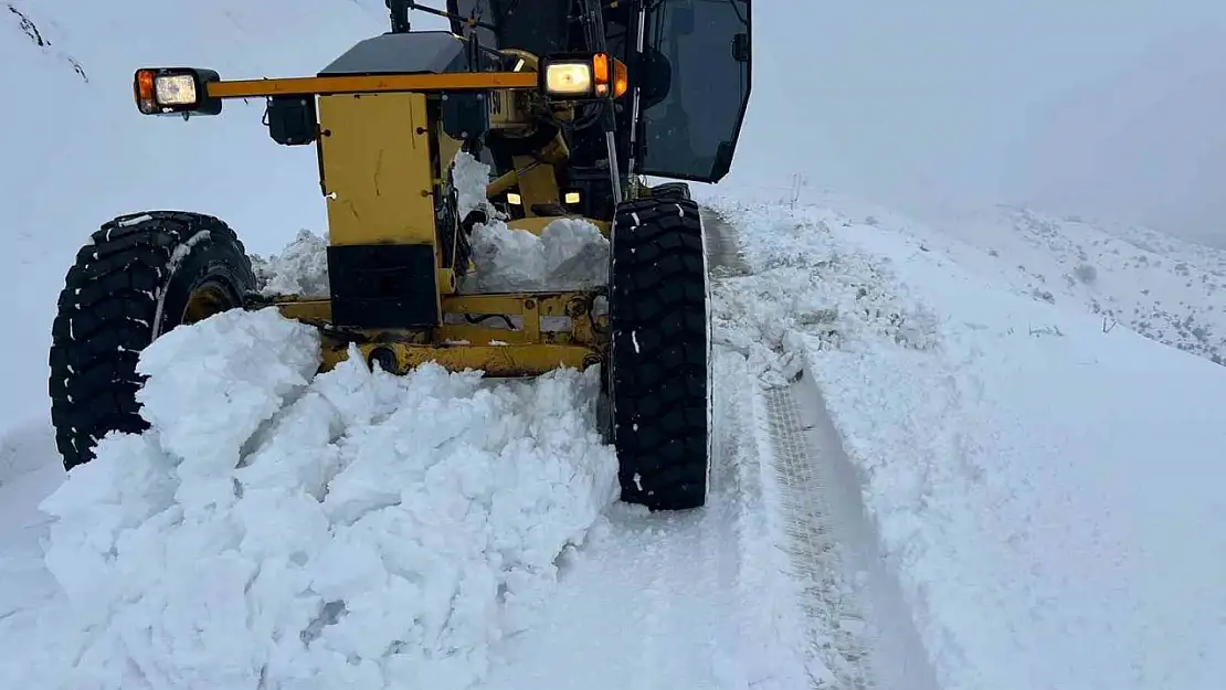 Elazığ'da 31 köy yolunu açma çalışması sürüyor