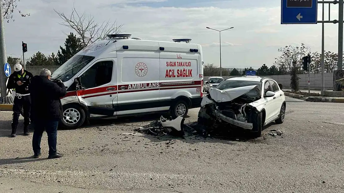 Elazığ'da ambulans ile otomobil çarpıştı: 2 yaralı