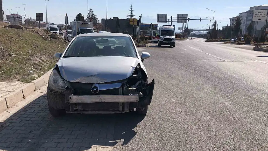 Elazığ'da ambulans ile otomobil çarpıştı: 2 yaralı