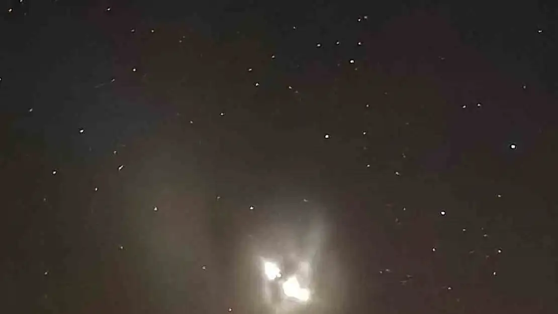 Elazığ'da gece saatlerinde gökyüzünde görülen ışık hüzmesi heyecanlandırdı