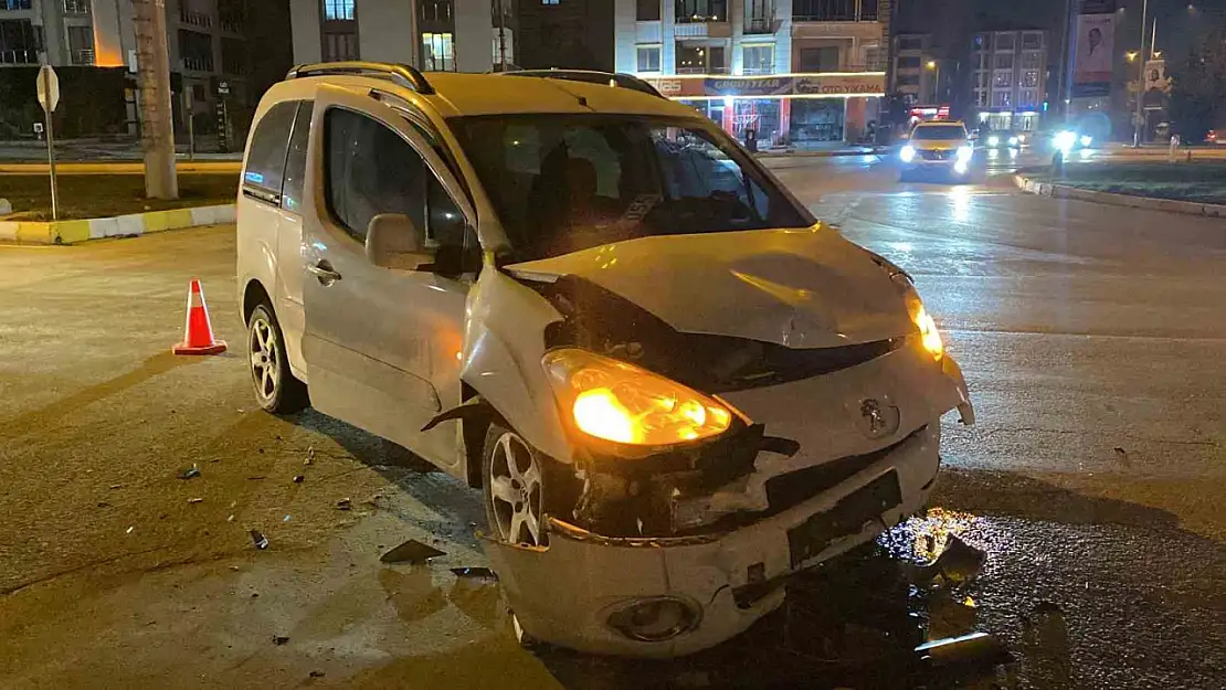 Elazığ'da hafif ticari araç polis aracı ile çarpıştı: 4 yaralı