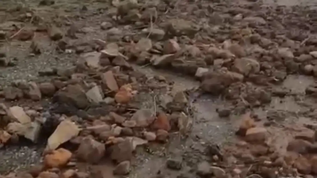 Elazığ'da heyelan nedeniyle yol ulaşıma kapandı