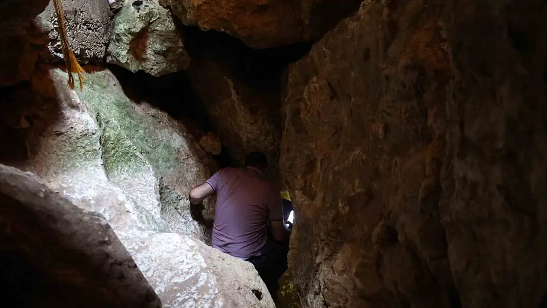 Elazığ'da sıcaktan bunalanlar 'Buzluk Mağarasına' akın etti