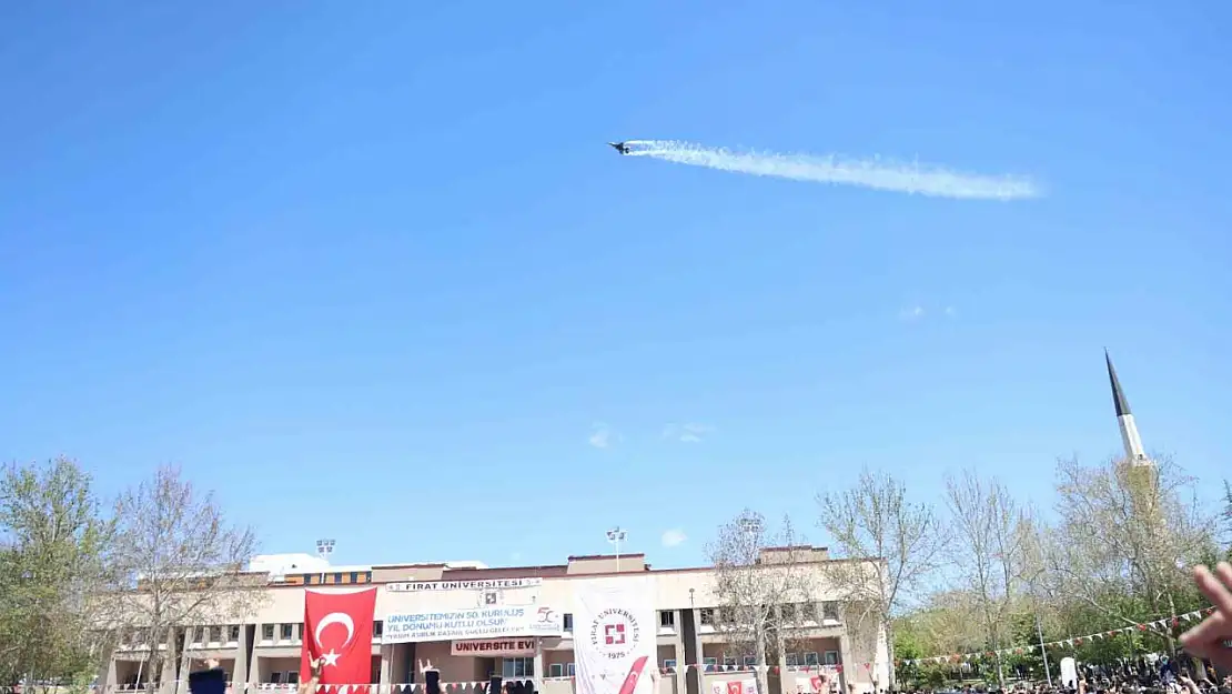 Elazığ'da SOLOTÜRK gösterisi nefes kesti