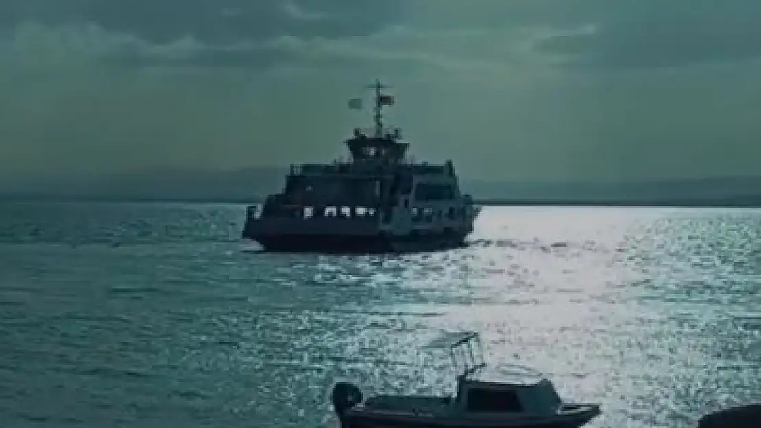 Feribotta korku dolu anlar: Fırtınadan dolayı iskeleye yanaşamadı
