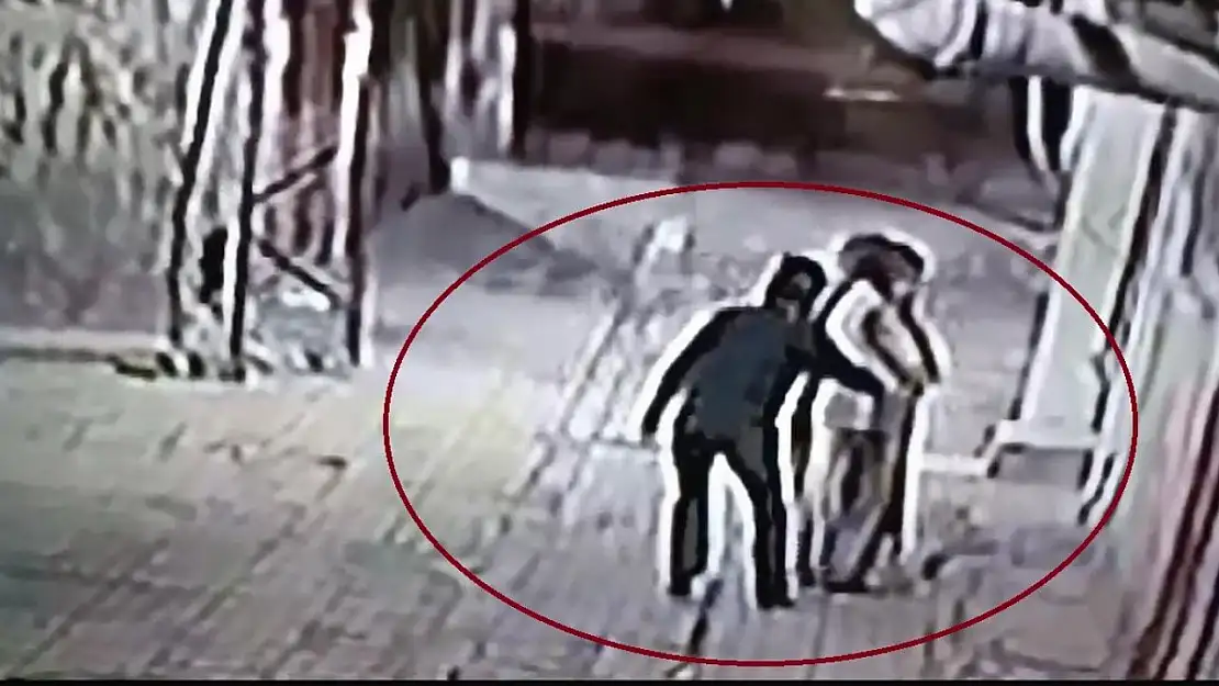 Güvenlik kameralarından tespit edilen hırsızlar, pazarcı ve simitçi kılığına giren polisler tarafından yakalandı