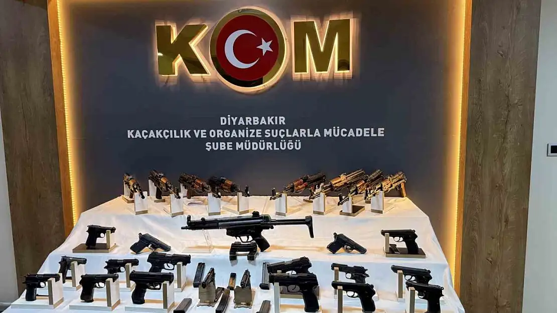 Irak'tan Diyarbakır'a gelen aracın gizli bölmelerinde 27 adet silah ele geçirildi: 3 tutuklama