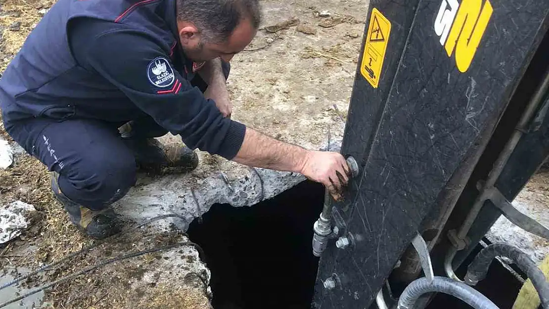 İtfaiye ekipleri kuyuya düşen gebe inek için zamanla yarıştı