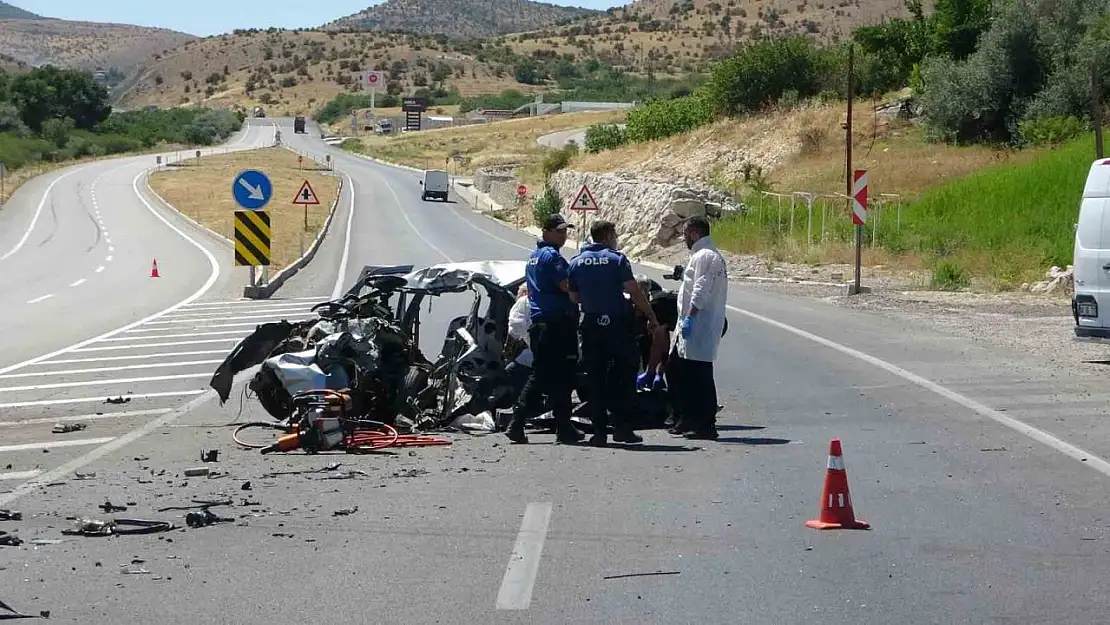 Malatya'da hafriyat kamyonu ile otomobil çarpıştı: 1 ölü, 2 yaralı