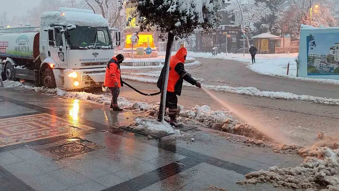 Malatya'da karla mücadele ekipleri 11 ilçede sahada