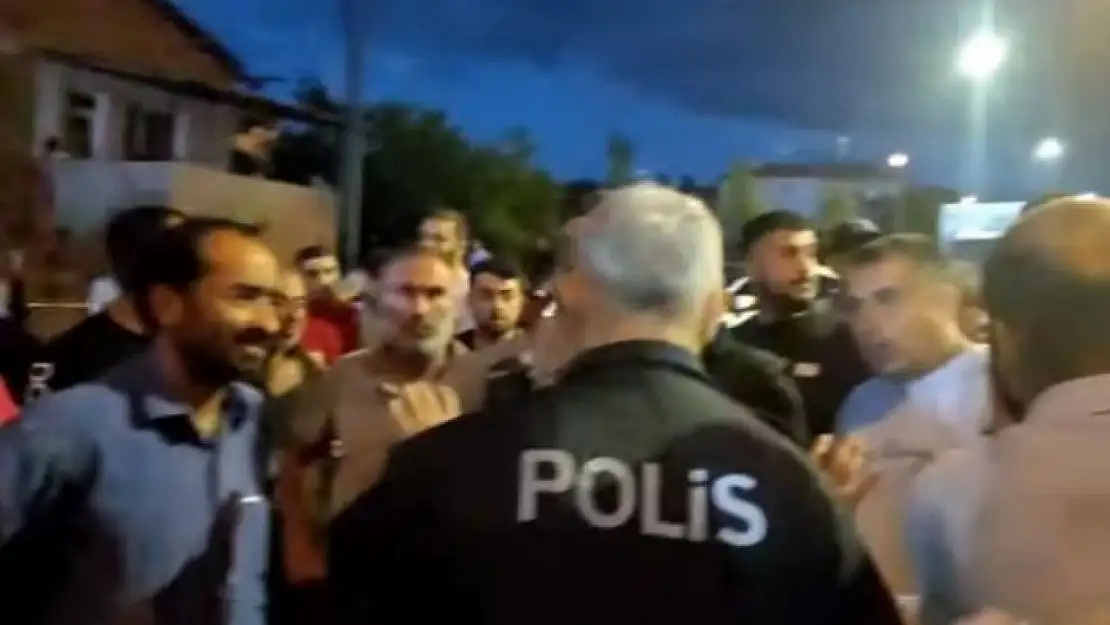 Malatya'da kaza sonrası vatandaşlar yolu ulaşıma kapattı