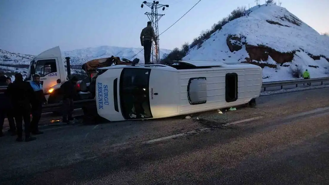 Malatya'da kontrolden çıkan minibüs devrildi: 11 yaralı