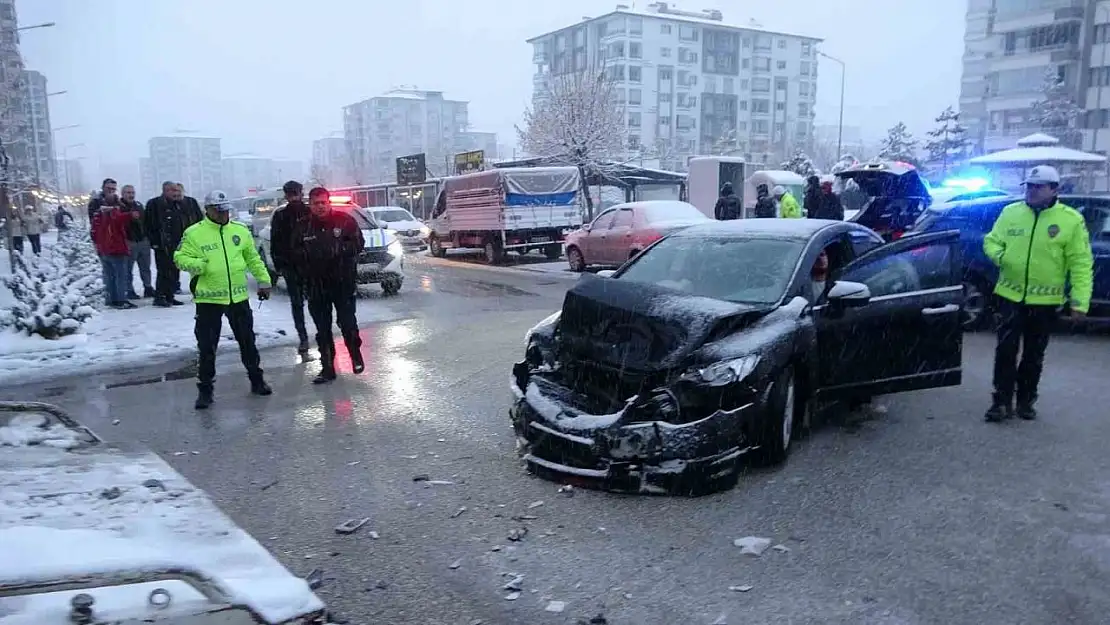 Malatya'da öğrenci servisi ile otomobil çarpıştı: 5 yaralı