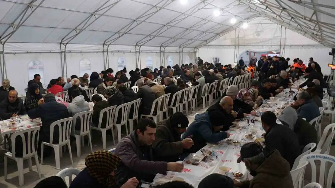 Malatya'da vatandaşlar iftar çadırında bir araya geldi