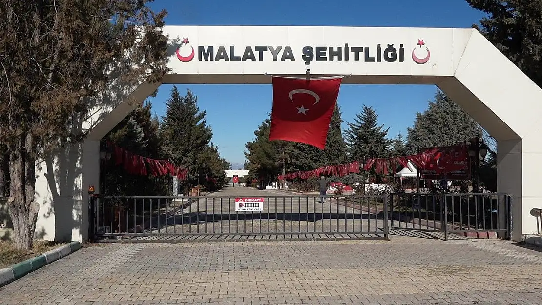 Malatya Şehitliği'nde kabirler rutin olarak temizleniyor