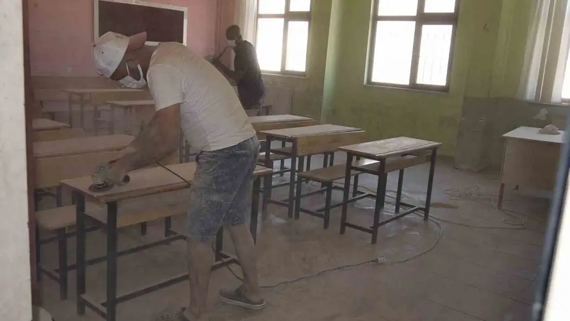 Okullar tatil oldu, idareciler tatil yerine tadilatı seçti