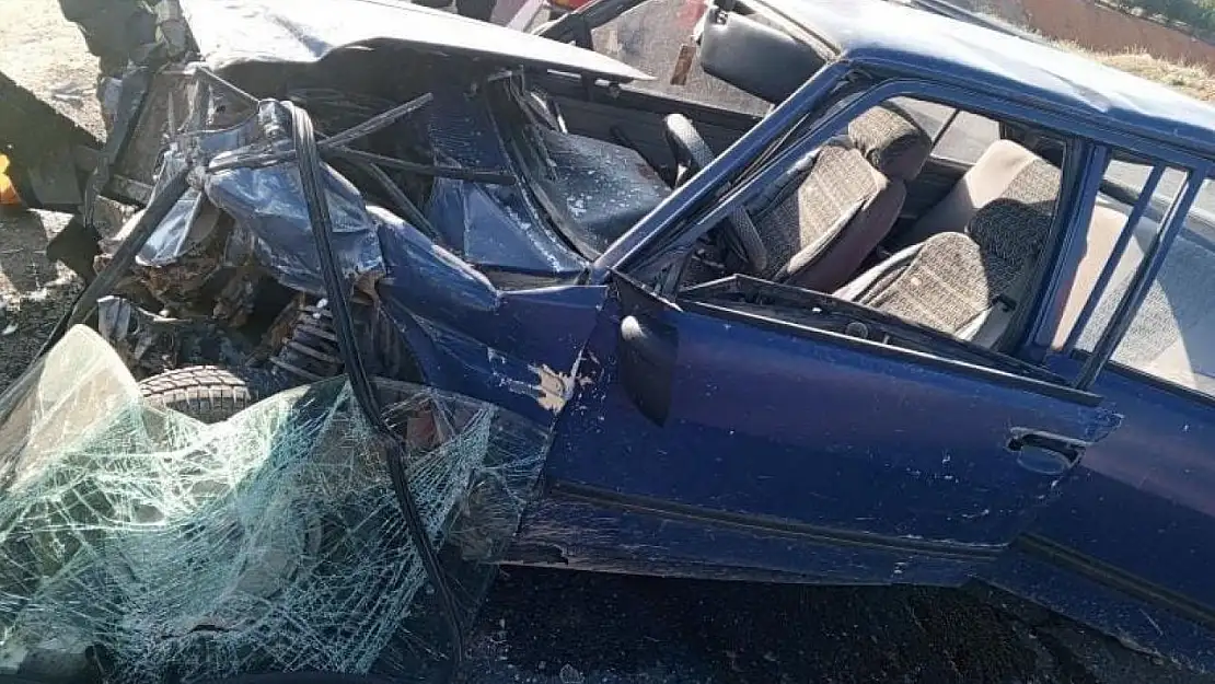 Otomobil bariyerlere çarparak hurdaya döndü: 1 yaralı