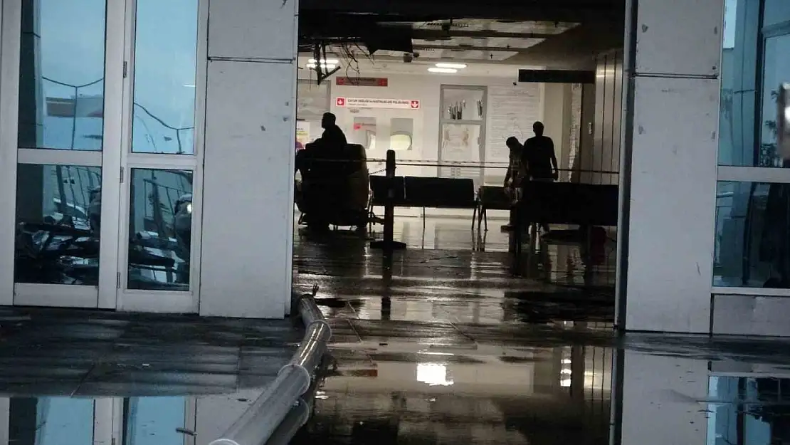 Sağanağın etkili olduğu Malatya'da hastanenin tavanı çöktü
