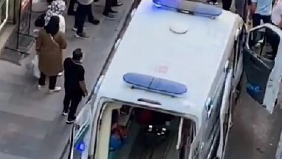 Sokak ortasında kalbi duran şahıs, vatandaşın kalp masajı ile hayata döndü