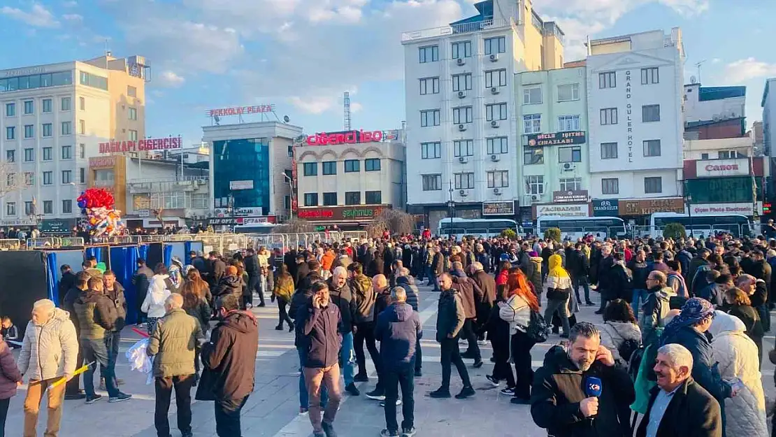 Terör örgütü elebaşı Öcalan'ın PKK'ya silah bırakma çağrısı Diyarbakır'da dev ekrandan takip edildi